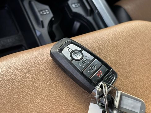 Used 2025 Ford F250 Lariat w/ Chrome Package image 27