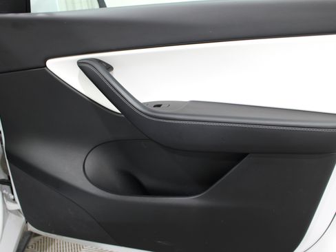 Used 2022 Tesla Model Y Long Range image 23