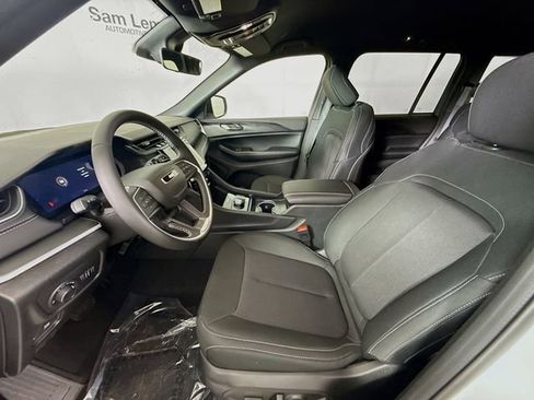 New 2025 Jeep Grand Cherokee Laredo image 19