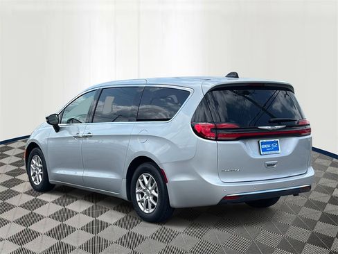 Used 2024 Chrysler Pacifica Touring-L image 3