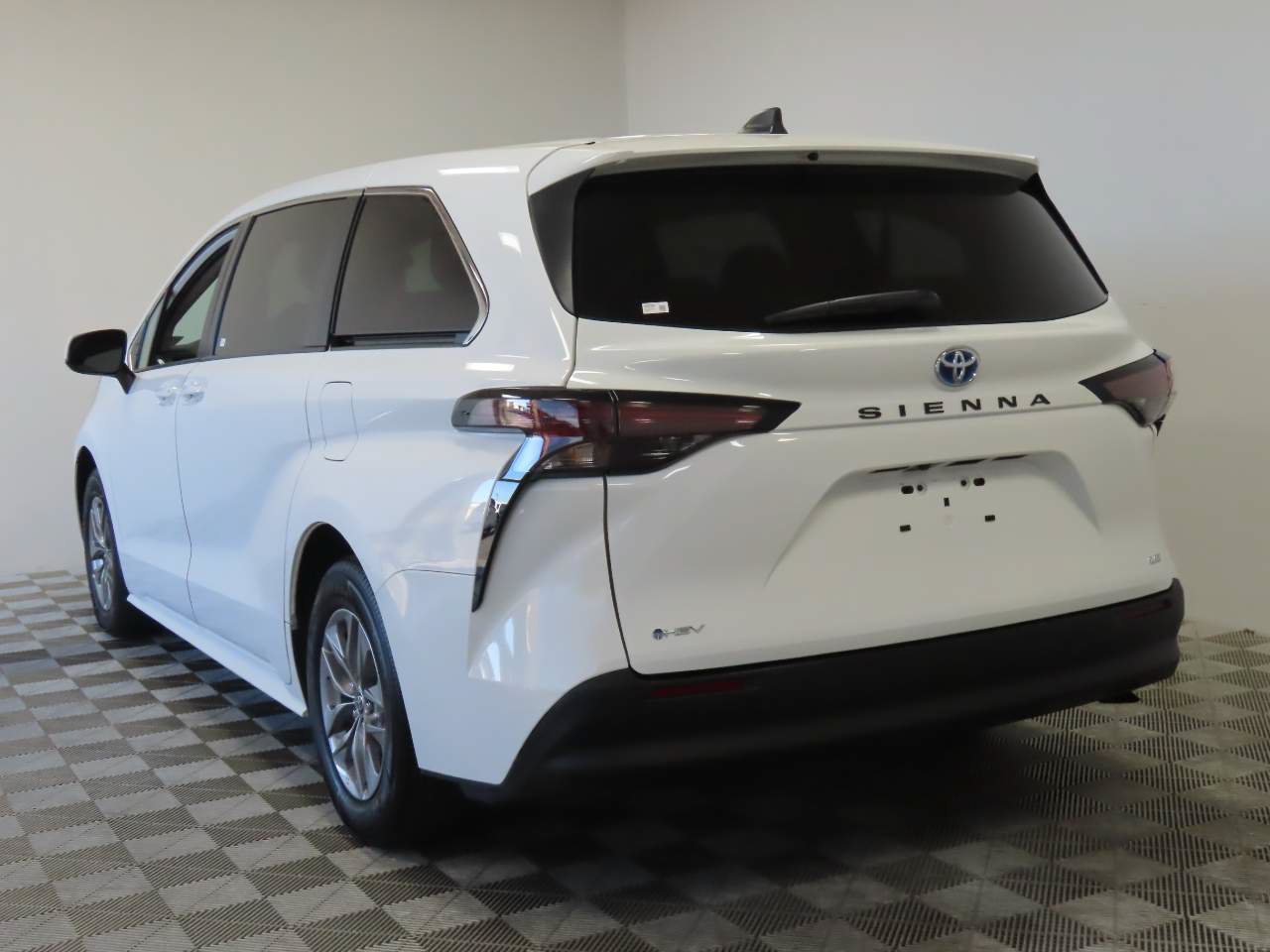 Used 2025 Toyota Sienna LE FWD image 3