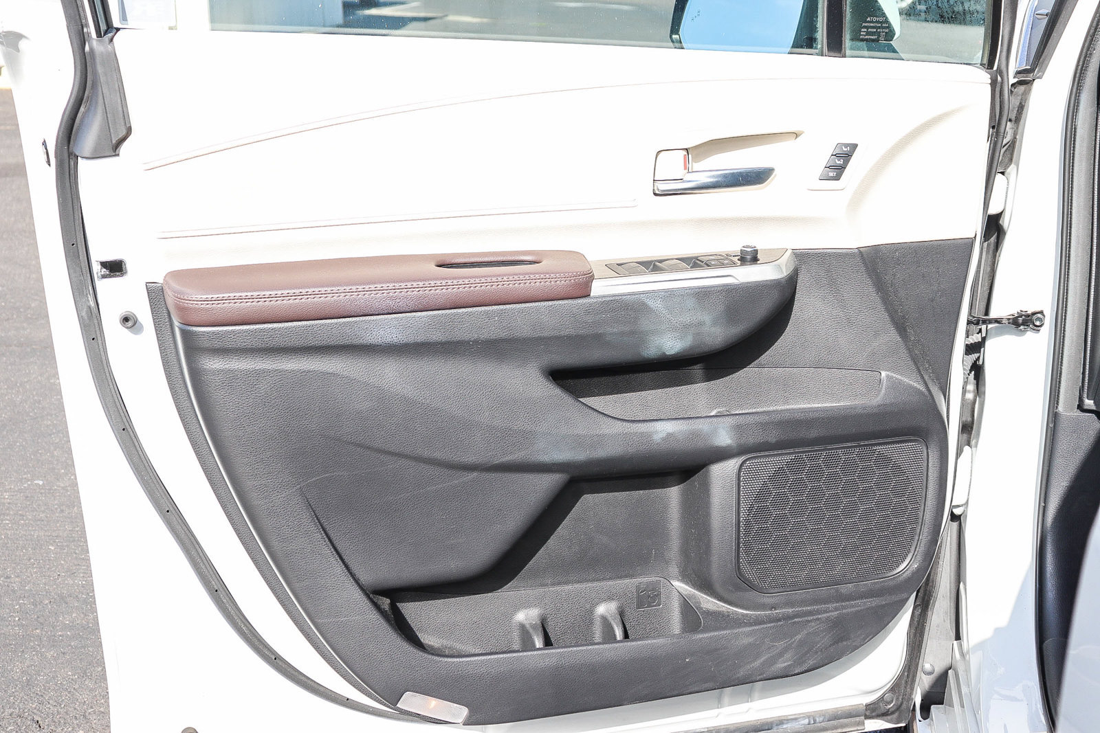 Certified 2024 Toyota Sienna Platinum FWD image 19