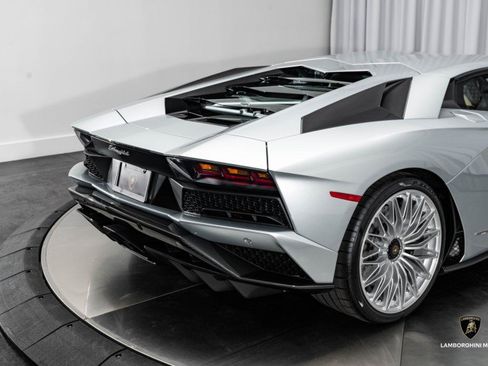Used 2018 Lamborghini Aventador S image 40