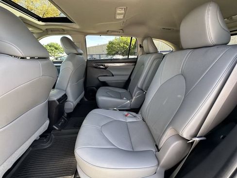 Used 2023 Toyota Highlander Limited FWD image 32