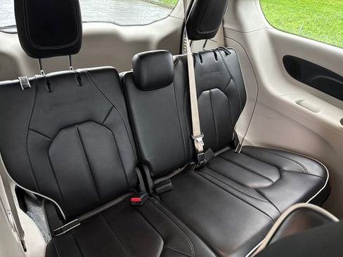 Used 2023 Chrysler Pacifica Limited image 25