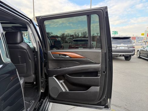 Used 2019 Cadillac Escalade ESV Luxury image 28