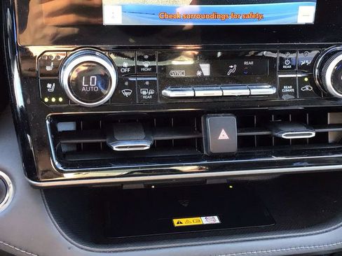 Used 2023 Toyota Highlander Limited image 25