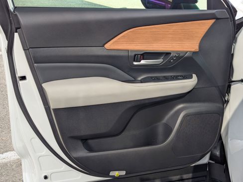 Used 2026 Toyota Grand Highlander Platinum image 11