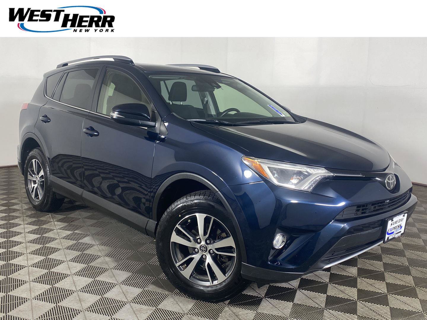 Used 2018 Toyota RAV4 XLE AWD/4WD image 1