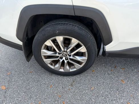 Used 2021 Toyota RAV4 XLE Premium image 5