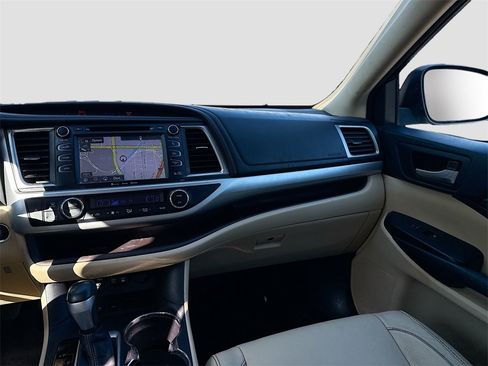Used 2017 Toyota Highlander XLE image 26