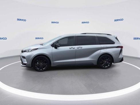 Used 2024 Toyota Sienna XSE FWD image 5