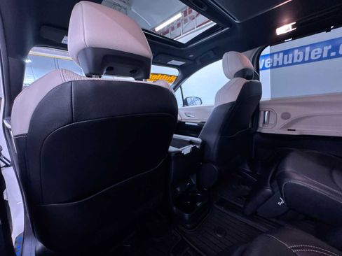 Used 2025 Toyota Sienna Limited image 37