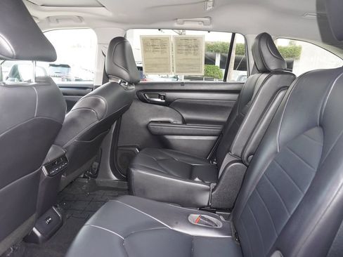 Used 2020 Toyota Highlander XLE FWD image 11