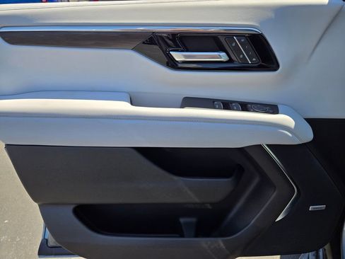 New 2025 Chevrolet Suburban Premier image 9