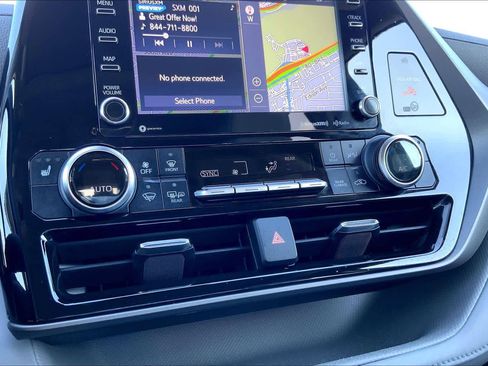 Used 2022 Toyota Highlander XLE AWD/4WD image 34