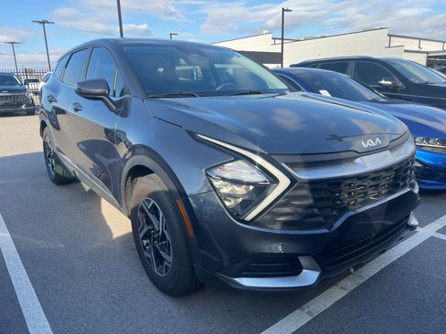 Used 2023 Kia Sportage LX image 3