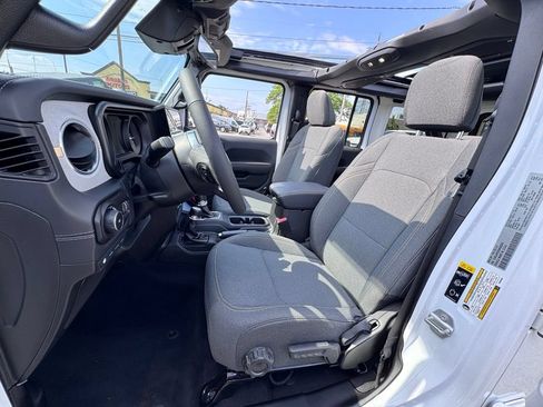 Used 2025 Jeep Wrangler Unlimited Sahara w/ Safety Group AWD/4WD image 13