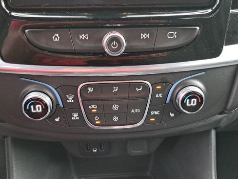 Used 2022 Chevrolet Traverse LT FWD image 24