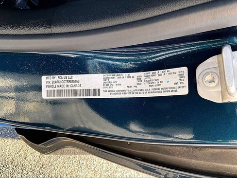 Used 2025 Chrysler Pacifica Limited image 14