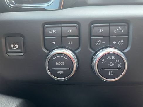 Used 2025 GMC Sierra 1500 AT4 w/ AT4 Premium Package AWD/4WD image 10