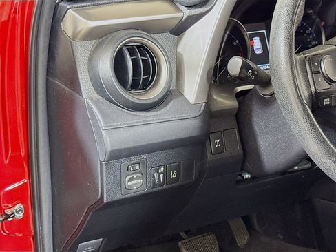 Used 2017 Toyota RAV4 LE AWD/4WD image 8