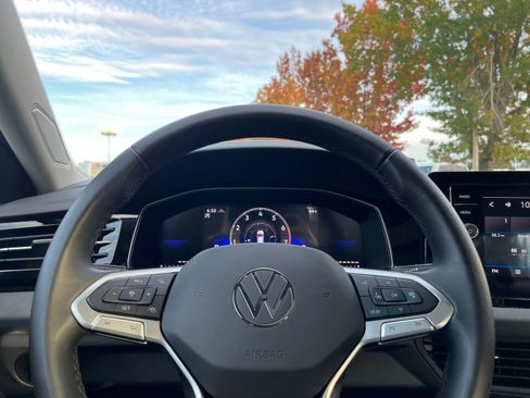 Used 2025 Volkswagen Jetta SE image 28