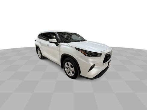 Used 2022 Toyota Highlander LE image 2
