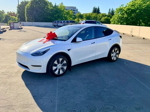 Used 2022 Tesla Model Y Long Range AWD/4WD image 16