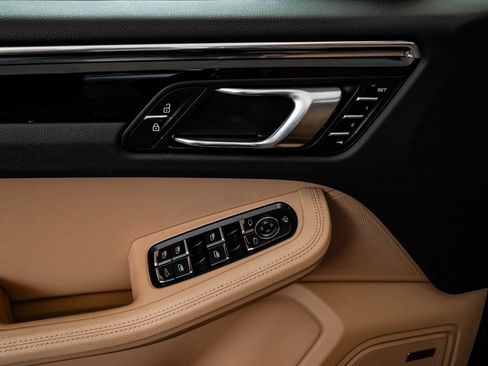 Certified 2025 Porsche Macan AWD/4WD image 25