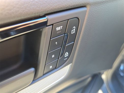 Used 2025 Porsche Cayenne image 25