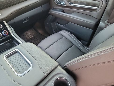 Used 2024 GMC Yukon Denali w/ Denali Reserve Package image 19