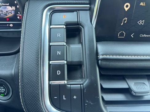 Certified 2023 GMC Yukon SLT w/ SLT Luxury Package AWD/4WD image 18