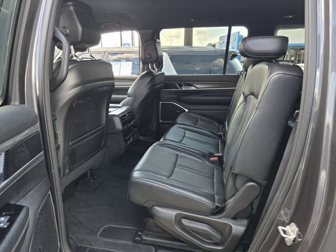 Used 2024 Jeep Wagoneer L Series II w/ Flexible Seating Group AWD/4WD image 11