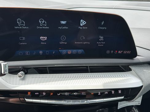 Used 2025 Cadillac Optiq Luxury 2 w/ LPO, Floor Liner Package AWD/4WD image 17