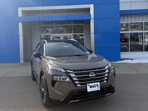 Used 2024 Nissan Rogue Platinum image 2