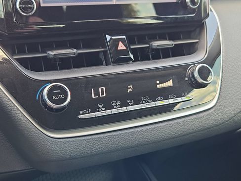 Used 2020 Toyota Corolla LE FWD image 17