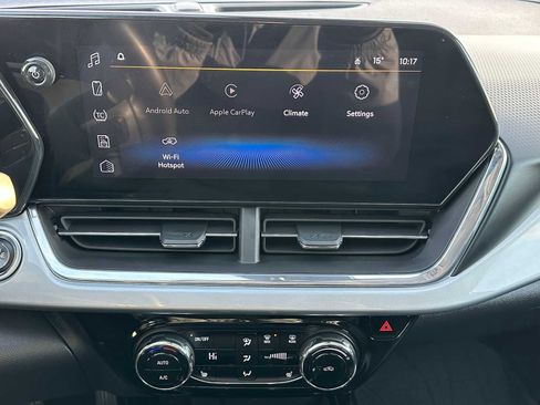 Used 2025 Chevrolet Trax LT w/ LT Convenience Package image 24