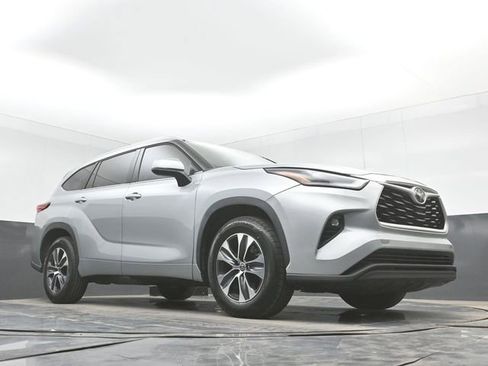 Used 2021 Toyota Highlander XLE FWD image 46