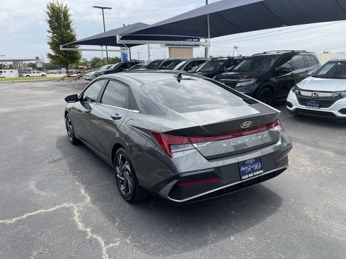 Used 2025 Hyundai Elantra SEL w/ Cargo Package FWD image 5