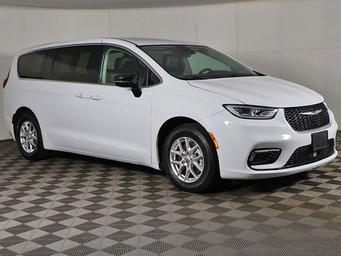 Used 2024 Chrysler Pacifica Touring-L FWD image 2