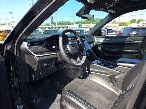 Used 2025 Jeep Grand Cherokee Altitude AWD/4WD image 14