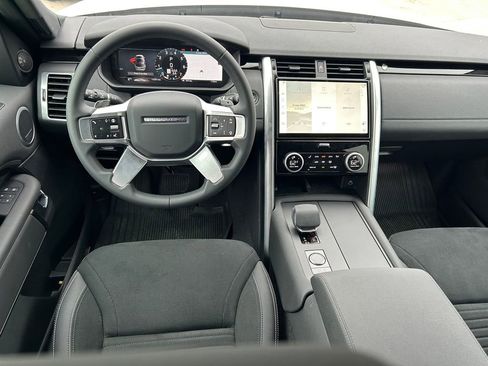 Used 2025 Land Rover Discovery S image 18