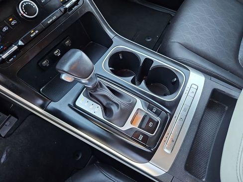 Used 2024 Kia Carnival LX image 20