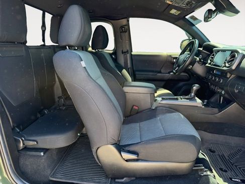 Used 2021 Toyota Tacoma TRD Off-Road w/ Technology Package AWD/4WD image 15