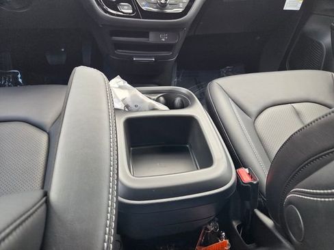 New 2026 Chrysler Pacifica Select image 7