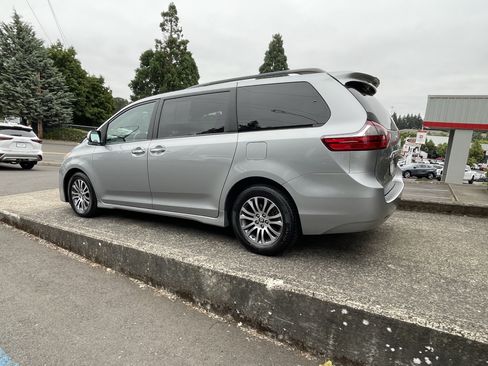 Certified 2020 Toyota Sienna XLE FWD image 5