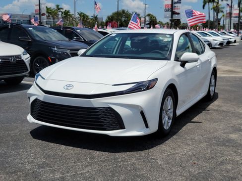 Used 2025 Toyota Camry LE FWD image 5