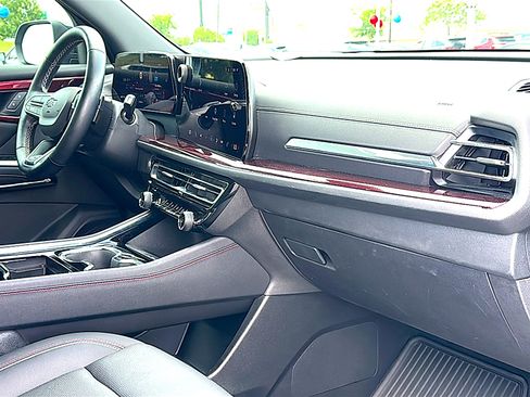 Used 2025 Chevrolet Traverse Z71 AWD/4WD image 25