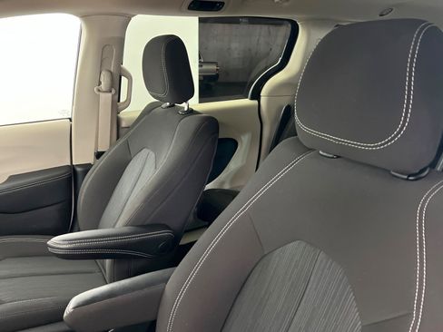 Certified 2023 Chrysler Voyager LX image 16